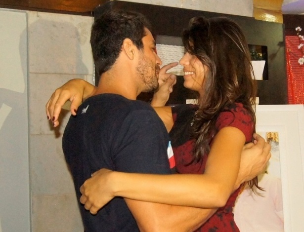 5.mai.2014 - Franciele e Diego em clima de romance durante festa surpresa que ganharam dos fãs no Rio de Janeiro