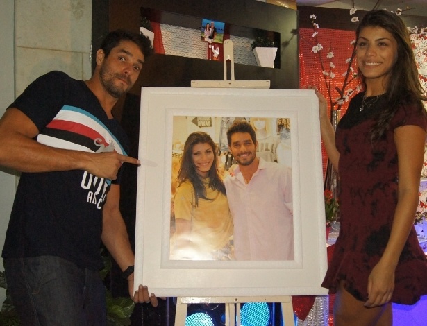 5.mai.2014 - Franciele e Diego posam com retrato que ganharam dos fãs em festa surpresa no Rio de Janeiro