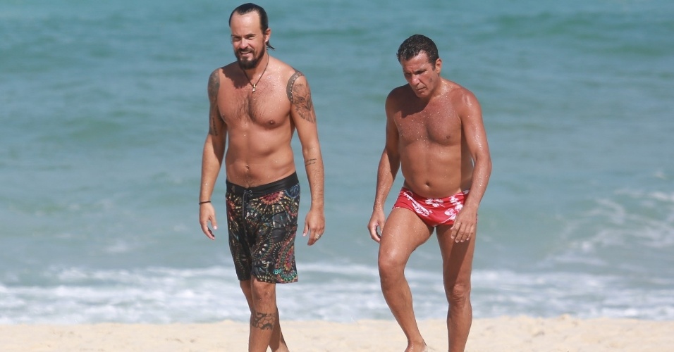 5.mai.2014 - Paulinho Vilhena e Eri Johnson curtem banho de mar na praia Recreio dos Bandeirantes,no Rio de Janeiro