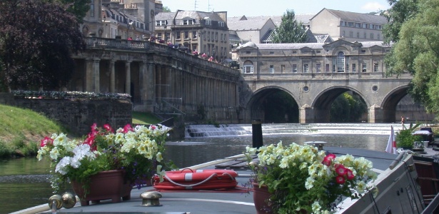 A ponte Pulteney, na cidade de Bath, é uma das atrações das viagens pelo interior britânico - Divulgação/VisitBritain