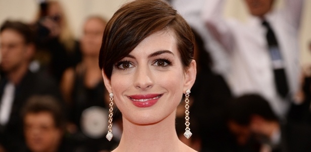 Anne Hathaway foi acusada de se recusar a apertar a mão de jornalista argentino por medo do ebola