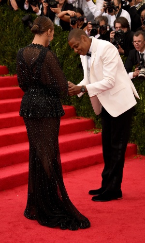 5.mai.2014 - Jay-Z brinca com Beyoncé no baile de gala do MET e simula um pedido de casamento ao pegar anel que ela havia deixado cair no chão
