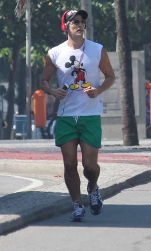 6.ma.2014 - Reynaldo Gianecchini aproveitou esta manhã para correr na orla de Ipanema, zona sul do Rio de Janeiro. O ator de "Em Família" usou uma camiseta regata com estampa do Mickey para se exercitar