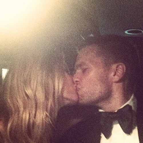 6.mai.2014 - Depois de participarem do baile de gala MET, em Nova York, Gisele Bündchen postou em seu Instagram nesta madrugada uma foto em que dá um beijão no marido, Tom Brady
