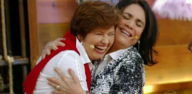 6.mai.2014 - Regina Duarte e Narjara Tureta, mãe e filha em "Malu Mulher", em 1976, se reencontram no palco do "Vídeo Show"; série completa 35 anos de sua exibição