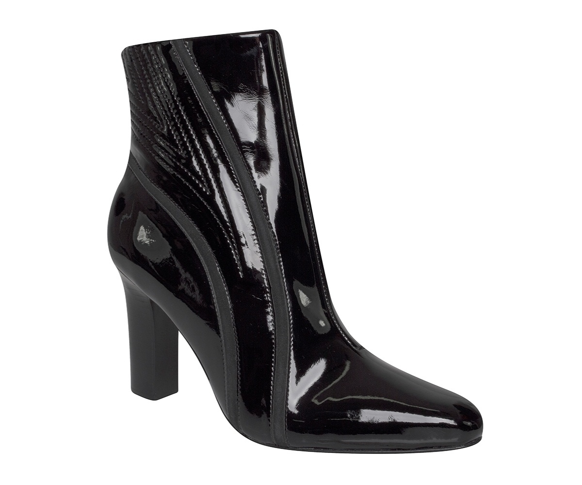 Bota de cano médio em vinil e camurça; R$ 339, da Anzetutto (www.anzetutto.com.br) | Preço pesquisado em maio de 2014 e sujeito a alterações - Divulgação