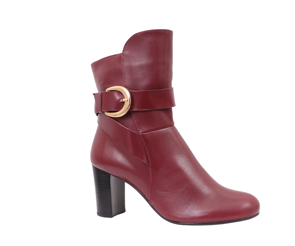 Bota em couro de cano médio com fivela dourada; R$ 319, da Zeket (www.zeket.com.br) | Preço pesquisado em maio de 2014 e sujeito a alterações - Divulgação