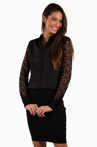 Camisa preta com mangas de renda - Divulgação