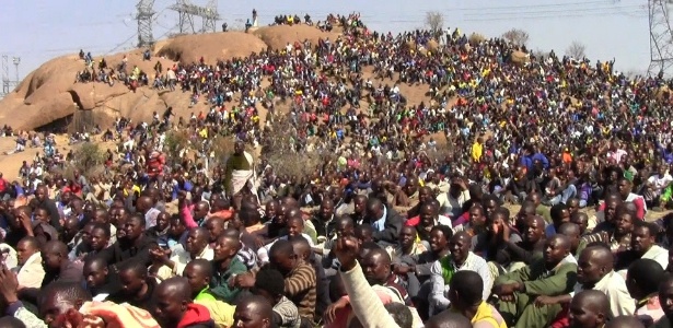 Cena do documentário "Miners Shot Down", que explora os eventos que levaram ao chamado de "Massacre de Marikana", na África do Sul - Reprodução
