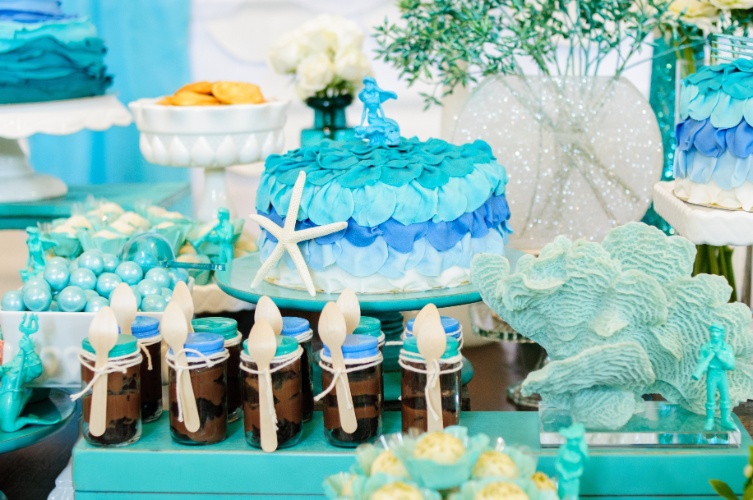 Além do bolo, foram servidos brigadeiros de colher em potes personalizados e confeitos de açúcar na cor verde turquesa para decorar a mesa. A decoração é assinada pela Auguri Festas (www.augurifestas.com.br) - Simone Novato/Divulgação