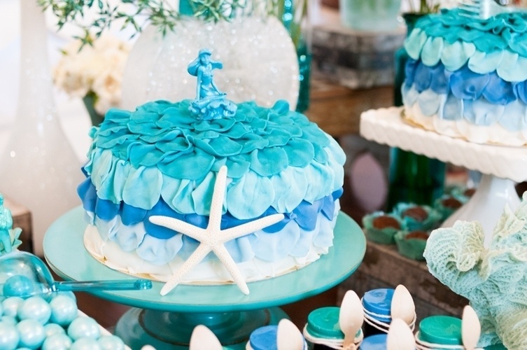 O bolo de brigadeiro ganhou uma cobertura em pasta americana em formatos que parecem tecidos nos tons de verde e azul, feito pela All About Cakes (www.aboutcakes.com.br). A festa foi decorada pela Auguri Festas (www.augurifestas.com.br) - Simone Novato/Divulgação