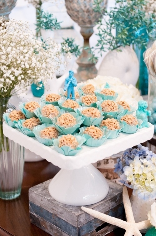 Nessa festa de aniversário, a decoradora Kika Duarte, da Auguri Festas, optou por não usar imagens comuns do desenho "A Pequena Sereia", bem coloridas. Todos os bonecos lembram os personagens da animação, mas foram apresentados na cor turquesa - Simone Novato/Divulgação