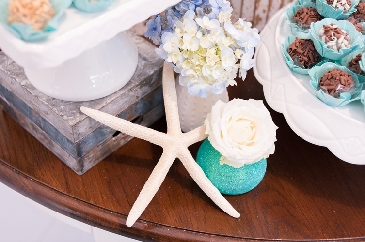 Toda a decoração, assinada pela Auguri Festas (www.augurifestas.com.br), foi feita com flores naturais - Simone Novato/Divulgação