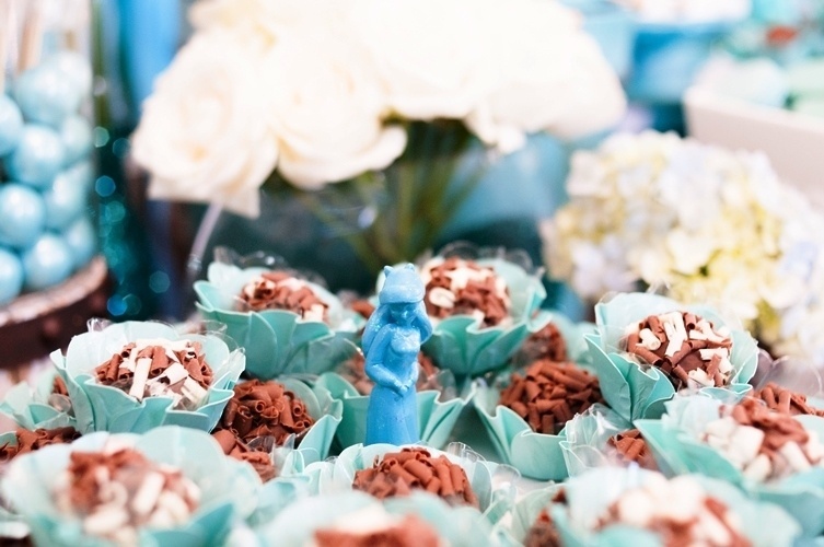 Pequenas sereias, com sete centímetros de altura, deram um toque delicado à mesa principal desssa festa. Os brigadeiros ganharam embalagens turquesa, cor que remete ao fundo do mar, nessa decoração assinada pela Auguri Festas - Simone Novato/Divulgação