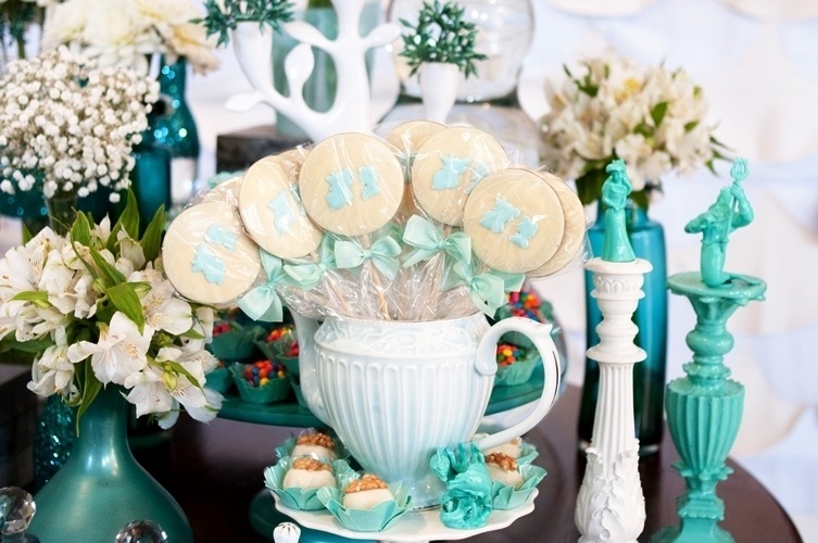 Entre os doces servidos nesse aniversário com tema "A Pequena Sereia", da Auguri Festas, estavam pirulitos com os rostos de Ariel e do príncipe Erik, o casal principal da animação, feitos pela Docices (www.docices.com.br) - Simone Novato/Divulgação