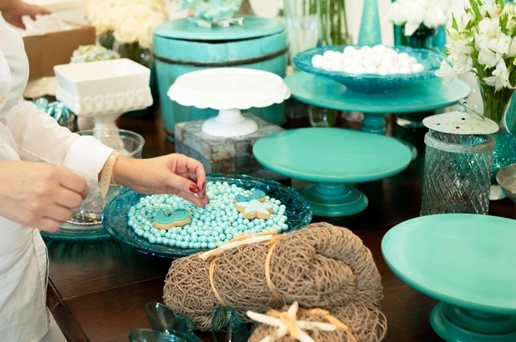 Os confeitos de chiclete foram feitos na cor verde para compor a mesa e lembravam pérolas. A mesa foi pensada para lembrar o fundo do mar, com motivos de A Pequena Sereia, feita pela Auguri Festas (www.augurifestas.com.br) - Simone Novato/Divulgação
