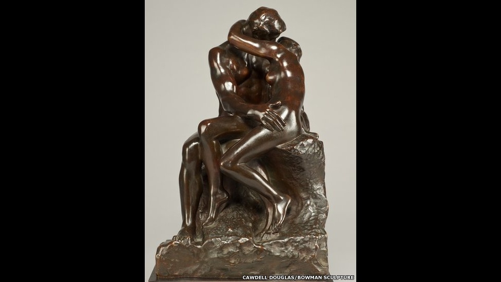 Juntamente com "O Pensador", "O Beijo" se tornou sinônimo de Rodin. A obra é considerada uma das mais fiéis reproduções do amor romântico em uma escultura. Quando foi criada, a escultura foi considerada revolucionária e sua exibição chegou a ser proibida por temores de que poderia incitar o público a "atos de luxúria". O trabalho foi inspirado na história de Francesca da Rimini e Paolo Malatesta, retratada no "Inferno" de Dante - Bowman sculpture/Cawdell Douglas