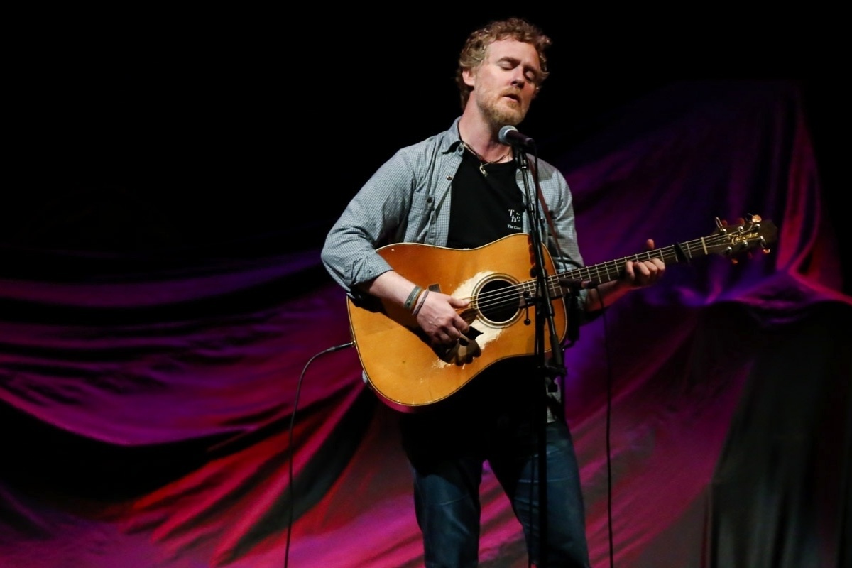 6.mai.2014 - O cantor Glen Hansard abre show de Eddie Vedder no Citibank Hall, em São Paulo - Roberta Moreira