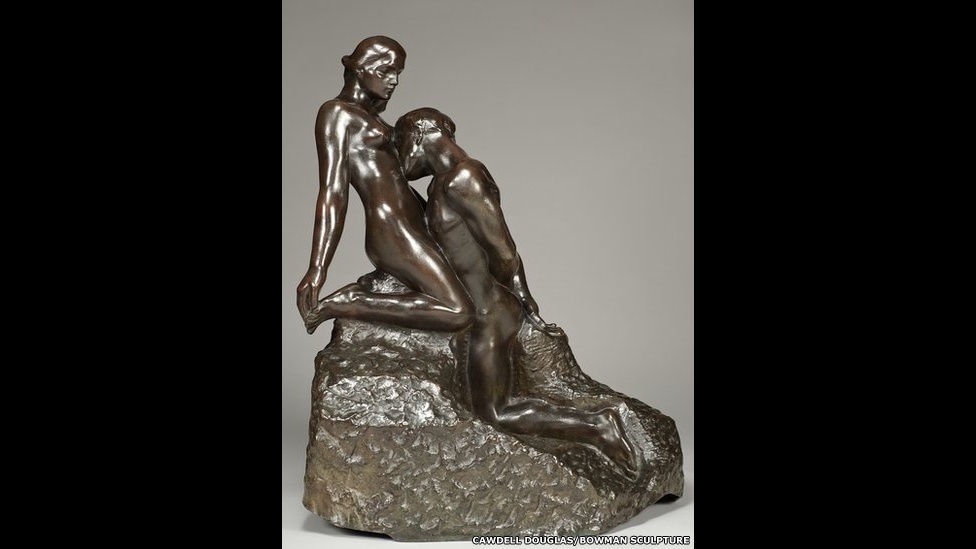 Outra escultura erótica de autoria de Rodin é o "Eterno Ídolo", considerada uma representação da terna adoração, já que o homem mantém suas mãos distantes da mulher. Outra interpretação é de que o homem vira escravo de seu desejo e está dominado por sua amante - Bowman sculpture/Cawdell Douglas