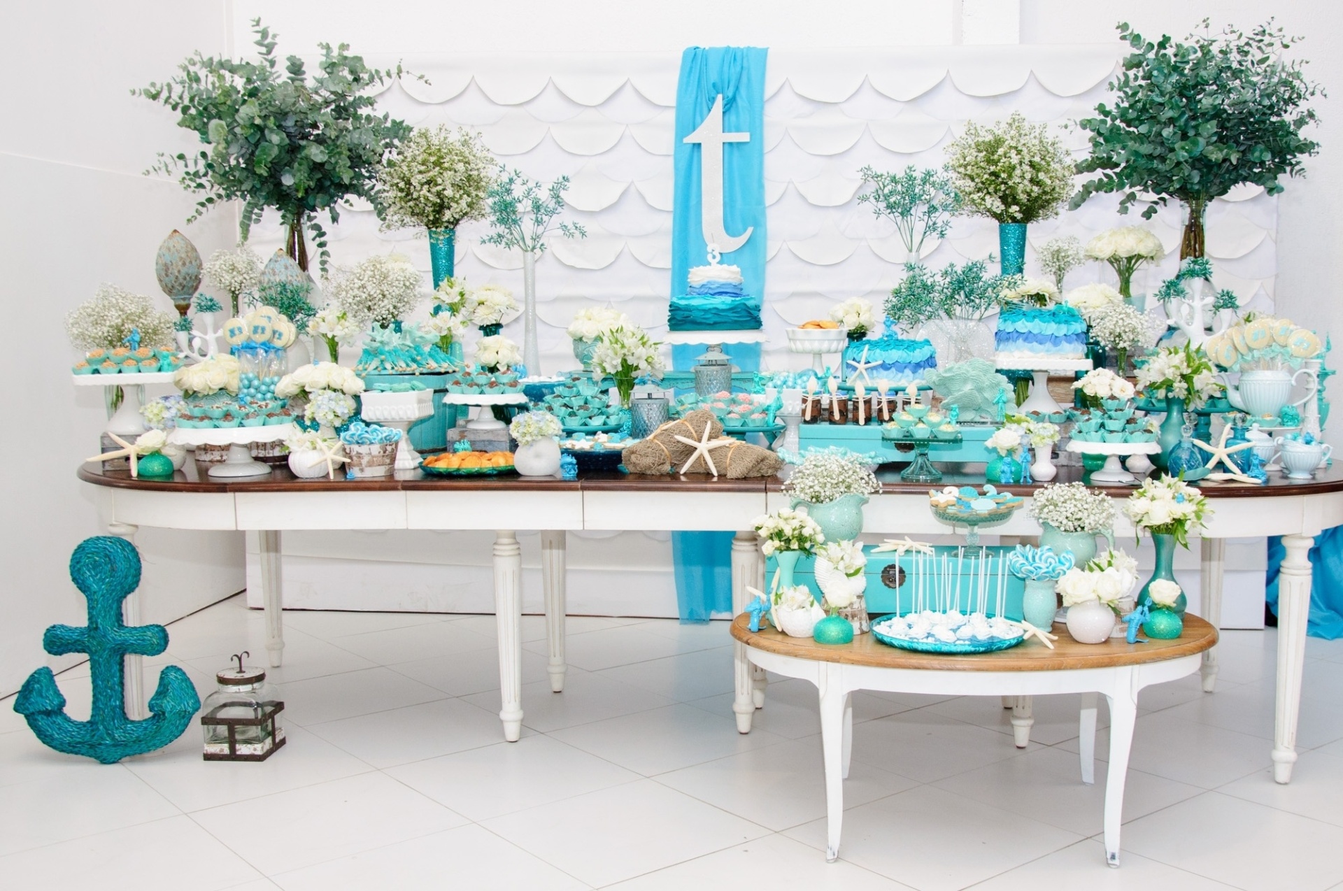 A decoradora Kika Duarte, da Auguri Festas (www.augurifestas.com.br), criou um aniversário com tema "A Pequena Sereia" de forma nada convencional. Com enfeites que pouco lembravam a animação da Disney, a decoração teve a cor turquesa como fio condutor da ambientação, algas verdadeiras tingidas e âncoras e estrelas-do-mar por toda a parte - Simone Novato/Divulgação