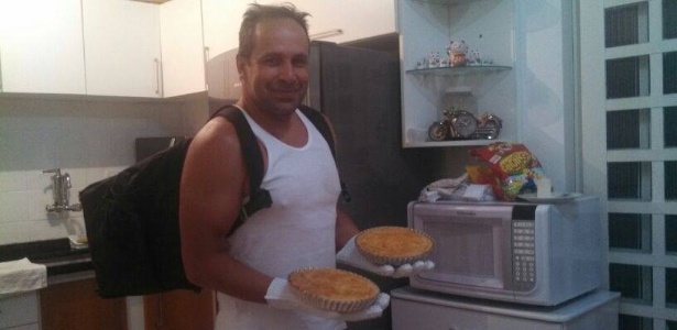 02.mai.2014- Após pedir dinheiro na internet, ex-polegar Ricardo Costa vende tortas de frango e goiabada