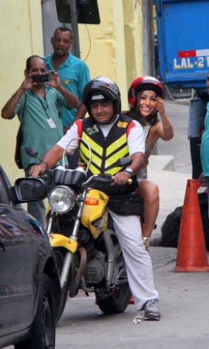 07.mai.2014- A apresentadora Sabrina Sato é flagrada subindo o morro do Vidigal, no Rio de Janeiro de mototáxi