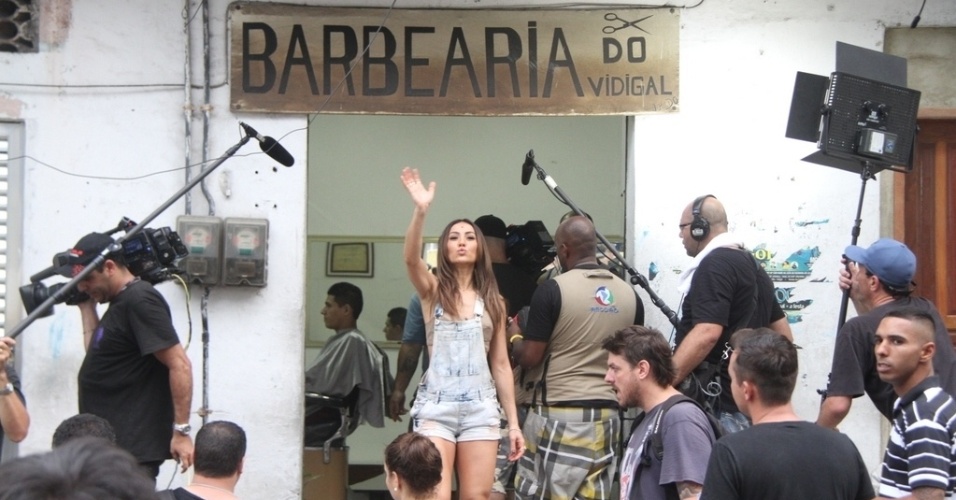07.mai.2014- Simpática, Sabrina Sato acena ao ser flagrada em uma barbearia no morro do Vidigal, no Rio de Janeiro