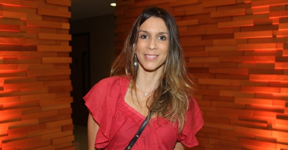6.mai.2014 - A apresentadora Sarah Oliveira prestigia a pré-estreia de "Praia do Futuro", em São Paulo