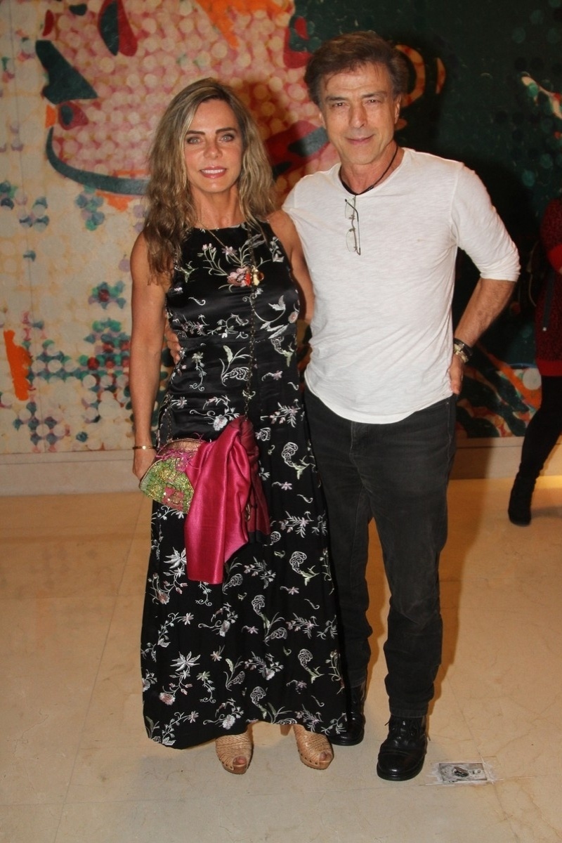 6.mai.2014 - O casal Bruna Lombardi e Carlos Alberto Riccelli prestigiam a pré-estreia de "Praia do Futuro", em São Paulo