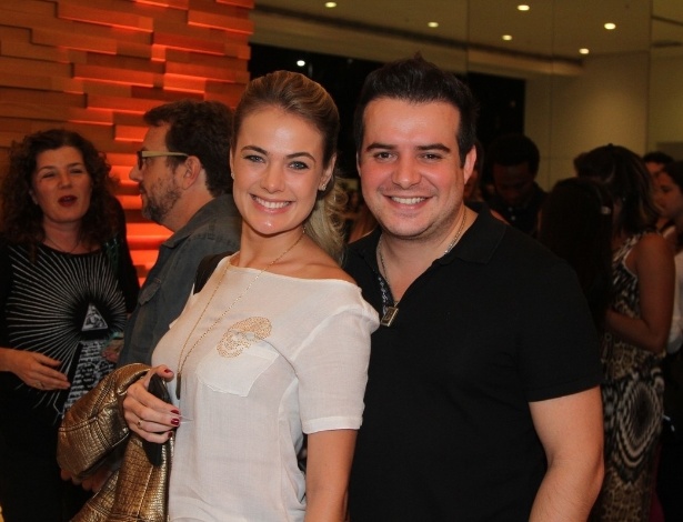 6.mai.2014 - O casal Thaís Pacholek e Bruno Belutti vai à pré-estreia de "Praia do Futuro", em São Paulo. Os dois se casam em novembro