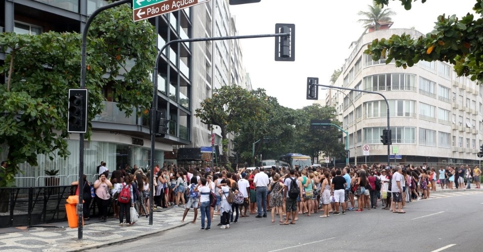 7.mai.2014 - Fãs do One Direction fecharam a rua Joaquim Nabuco e Vieira Souto em Ipanema na porta do Hotel Fasano, onde a boy band está hospedada no Rio de Janeiro