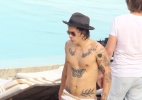 Harry Styles exibe tatuagens em piscina de hotel - Gabriel Reis e Marcello As Barretto / AgNews