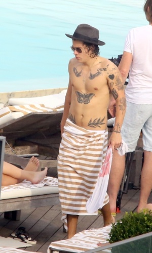 7.mai.2014 - Harry Styles, do One Direction, na piscina do hotel onde a banda está hospedada, no Rio