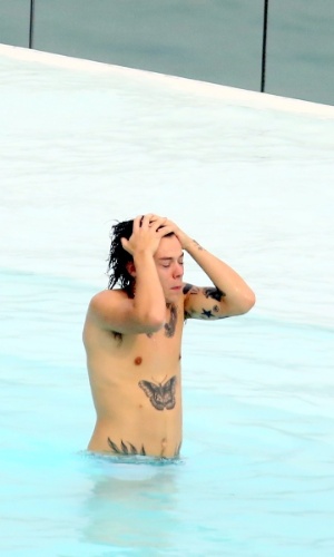 7.mai.2014 - Harry Styles, do One Direction, se diverte na piscina do hotel onde a banda está hospedada, no Rio