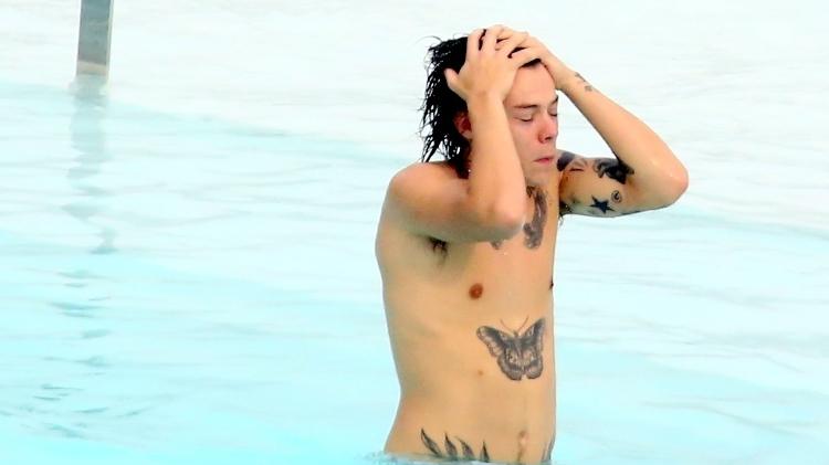 7.mai.2014 - Harry Styles, do One Direction, se diverte na piscina do hotel onde a banda está hospedada, no Rio - Gabriel Reis e Marcello As Barretto / AgNews - Gabriel Reis e Marcello As Barretto / AgNews