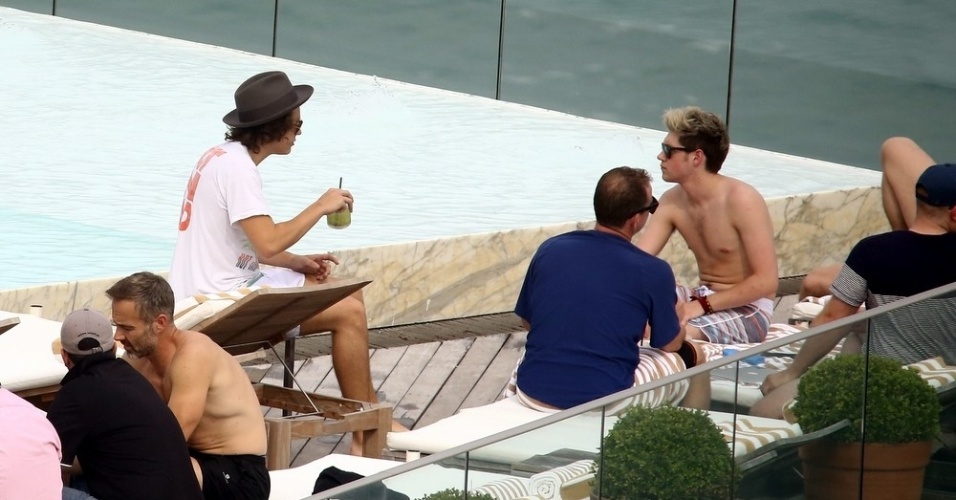 7.mai.2014 - Harry Styles e Niall Horan, do One Direction, aproveitam a piscina do hotel Fasano, no Rio de Janeiro