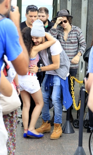 7.mai.2014 - Liam Payne, do One Direction, abraça fã durante visita ao Cristo Redentor, no Rio
