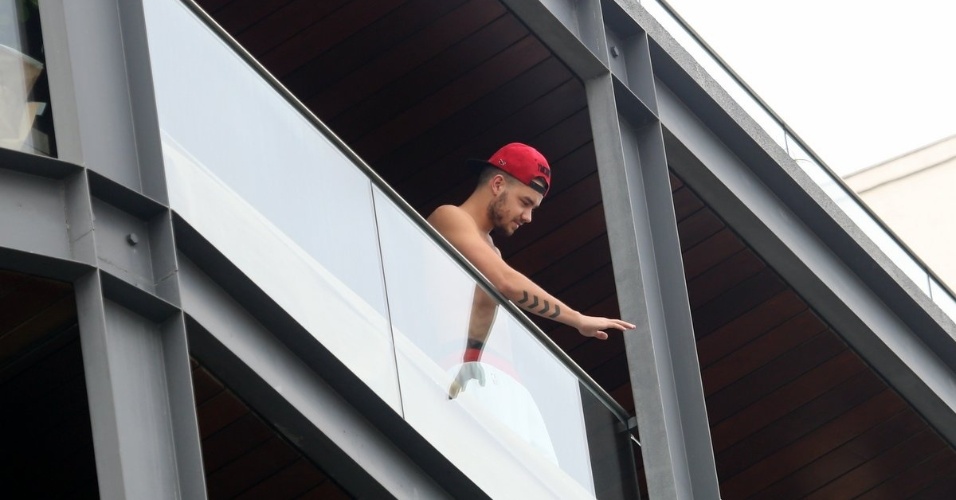 7.mai.2014 - Liam Payne, do One Direction, acena para as fãs da sacada do hotel Fasano, no Rio de Janeiro