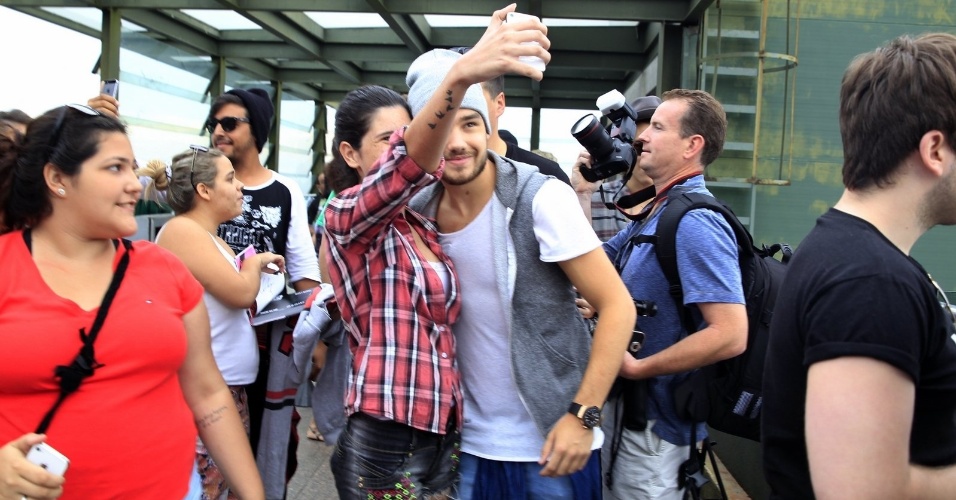7.mai.2014 - Liam Payne, do One Direction, faz selfie com fã durante visita ao Cristo Redentor, no Rio