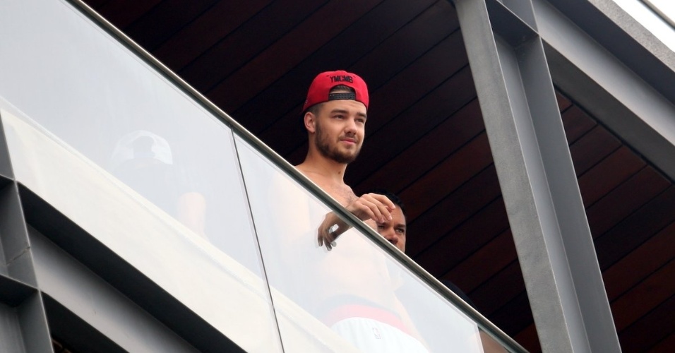 7.mai.2014 - Liam Payne, do One Direction, observa fãs da sacada do hotel Fasano, no Rio de Janeiro