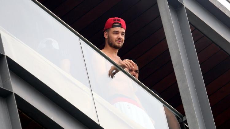 Liam observa fãs da sacada do hotel Fasano, no Rio de Janeiro. Maio de 2014.