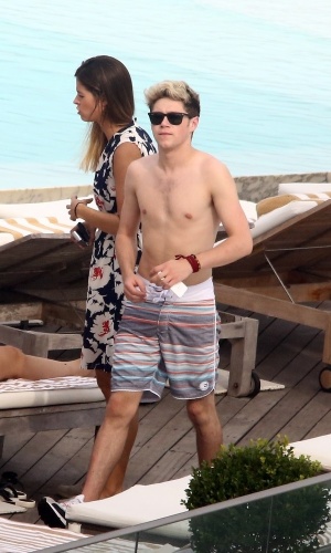 7.mai.2014 - Niall Horan, do One Direction, à beira da piscina do hotel Fasano, no Rio de Janeiro