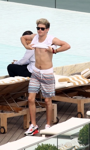 7.mai.2014 - Niall Horan, do One Direction, à beira da piscina do hotel Fasano, no Rio de Janeiro