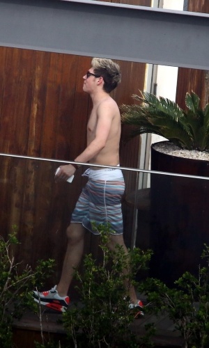 7.mai.2014 - Niall Horan, do One Direction, anda sem camisa pelo hotel Fasano, no Rio de Janeiro