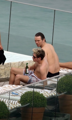 7.mai.2014 - Niall Horan, do One Direction, toma cerveja cerveja à beira da piscina do hotel Fasano, no Rio de Janeiro