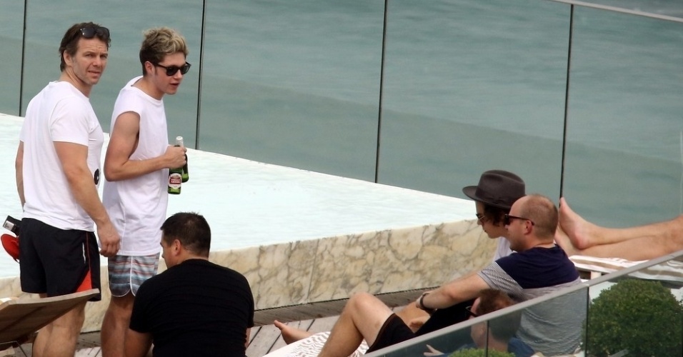 7.mai.2014 - Niall Horan, do One Direction, toma cerveja cerveja à beira da piscina do hotel Fasano, no Rio de Janeiro