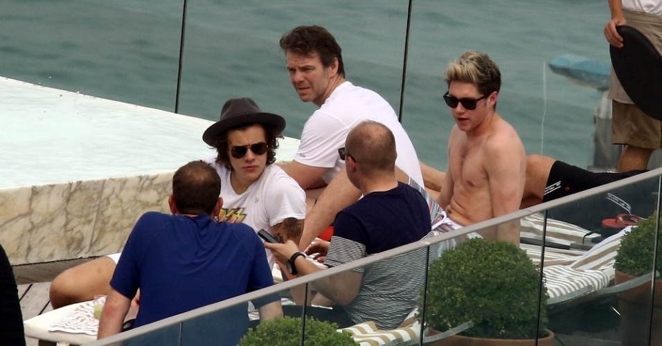 7.mai.2014 - Niall Horan e Harry Styles, do One Direction, aproveitam a piscina do hotel Fasano, no Rio de Janeiro