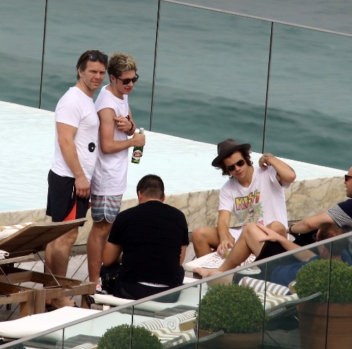7.mai.2014 - Niall Horan e Harry Styles, do One Direction, aproveitam a piscina do hotel Fasano, no Rio de Janeiro