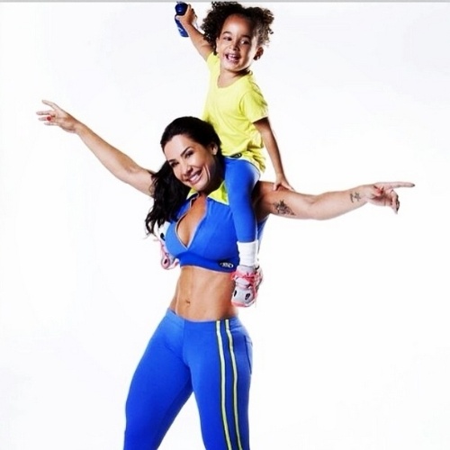 7.mai.2014- Aos 40 anos, Scheila Carvalho exibe corpo sarado com a filha Giulia em foto para campanha para uma marca de roupas fitness