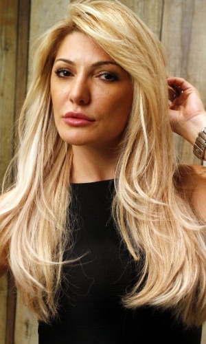 6.mai.2014 - Antonia Fontenelle faz transformação nos cabelos para novo personagem no longa "Travessia"